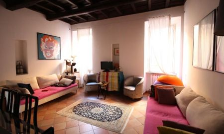 Center-Monti-Roman Forum: Modernly renovated 1 bedroom, 1 bath, spacious living, fully equipped kitchen, air conditioning. Bright, Quiet, original wooden ceilings, terracotta floors, 3rd floor with NO elevator. Near shops, services and metro. Ref 20 - Photo 4