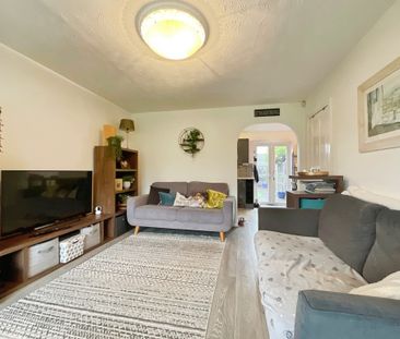 3 bedroom Semi-Detached House to let - Photo 2