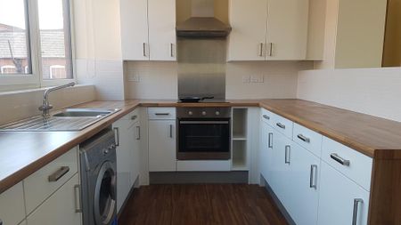 2 bedroom flat to rent - Photo 3