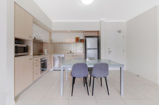 FULLY FURNISHED 1 BEDROOM APARTMENT- LOCATED CLOSE TO BOND UNI IN VARSITY LAKES - Photo 1