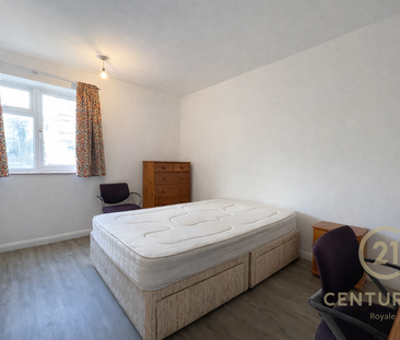 3 bedroom flat to rent - Photo 3