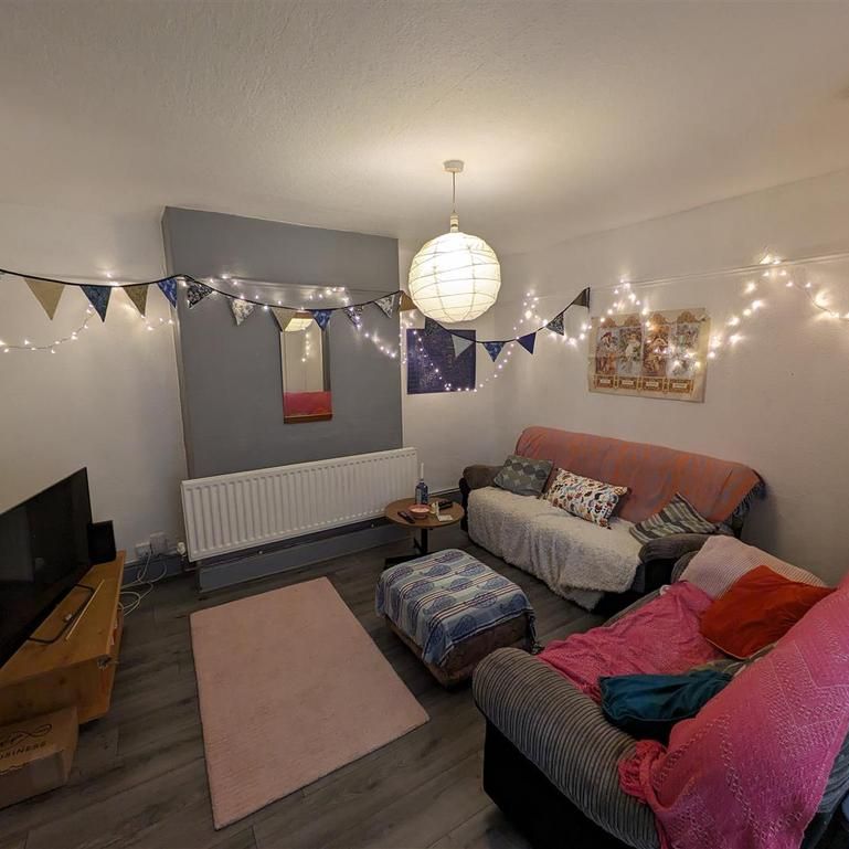 5 bedroom private hall to rent - Photo 1