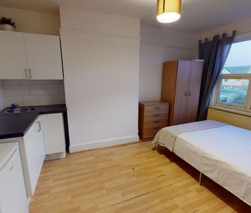 1 bedroom in a house share to rent - Photo 2