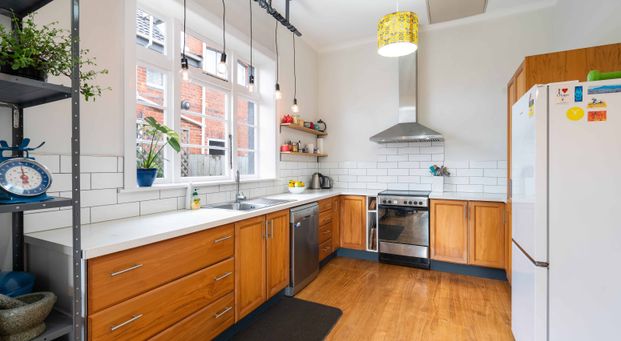 Very Spacious 4 Bedroom Home - Photo 1