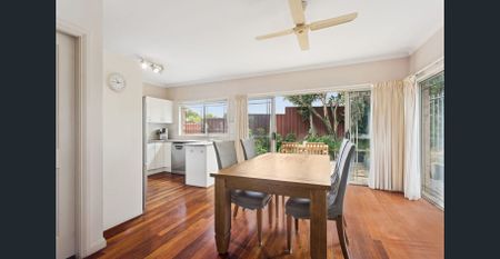 Spacious Family Haven with Sun-Drenched Outdoor Terrace - Photo 4