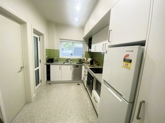 Gem on Oriental! - Photo 1