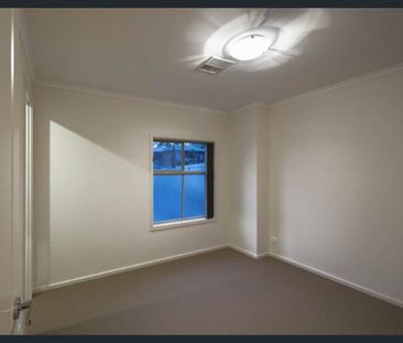 BEAUTIFULLY PRESENTED TOWNHOUSE - Photo 1