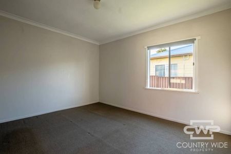 Family home in the heart of town - Photo 4