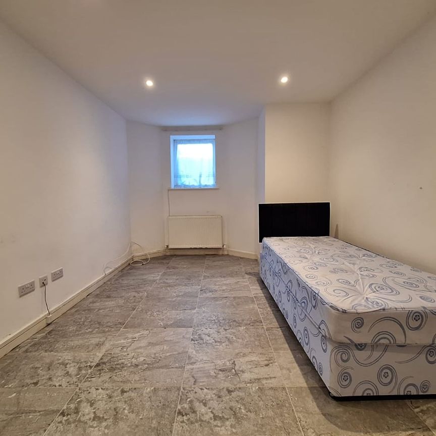 2 Bed Terraced House, Heath Road, CR7 - Photo 1