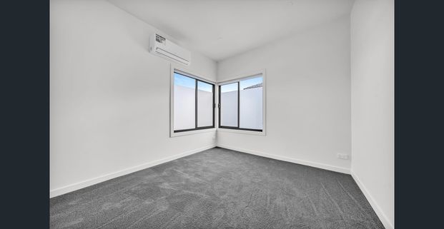 Modern 3 bedroom townhouse! - Photo 1