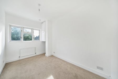 End Of Terrace House to rent - Prince Rupert Road, London, SE9 - Photo 5
