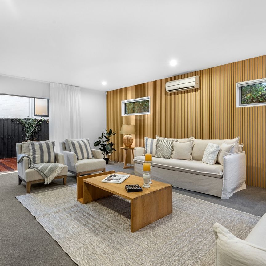 Modern 3-bedroom house with garage - Photo 1