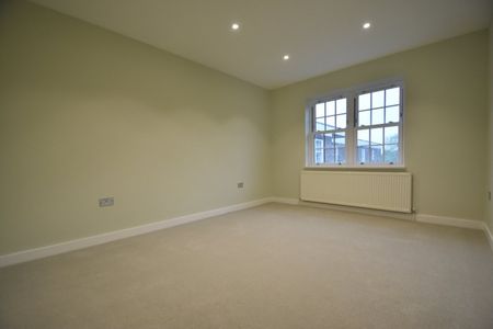 Bulstrode Court, Gerrards Cross,SL9 - Photo 3
