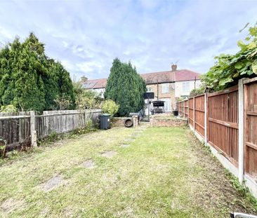 3 Bedroom House - Mid Terrace To Let - Photo 2