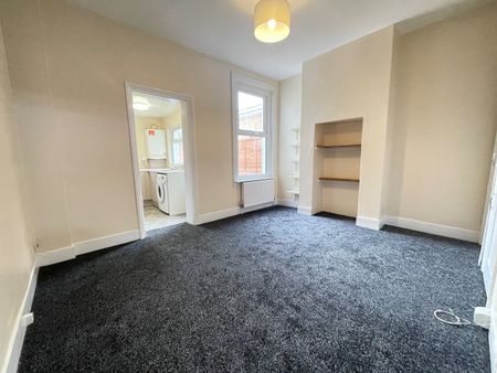 3 Bed Terraced House, Hollybush Street, E13 - Photo 2