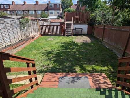 3 bedroom semi-detached house to rent - Photo 2