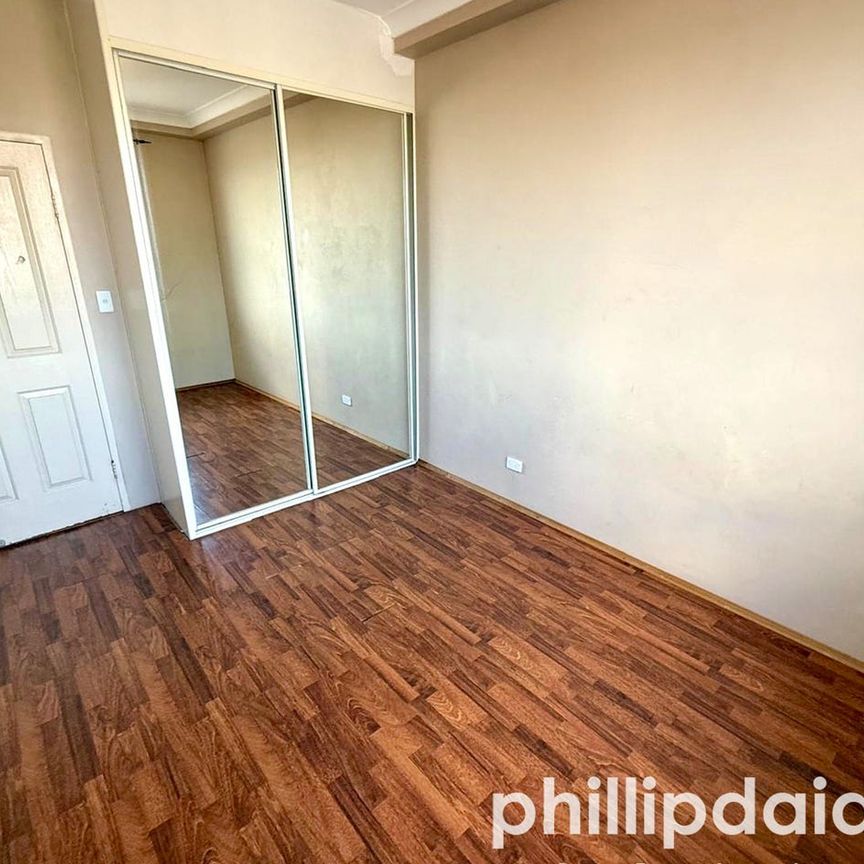 ULTRA CONVENIENT 2 BEDROOM UNIT - Photo 1