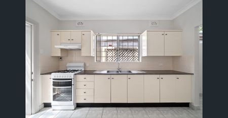 Spacious three-bedroom home - Photo 3