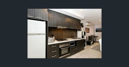 Spacious & stylish in the heart of North Melbourne - Photo 3