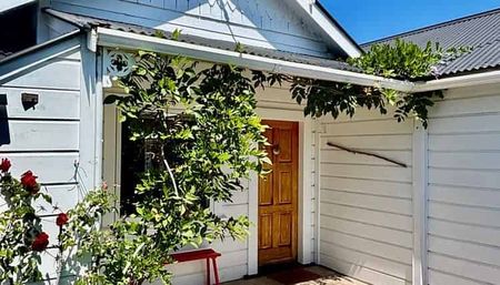 Modernised character-filled 4-bed home with solar - Photo 3