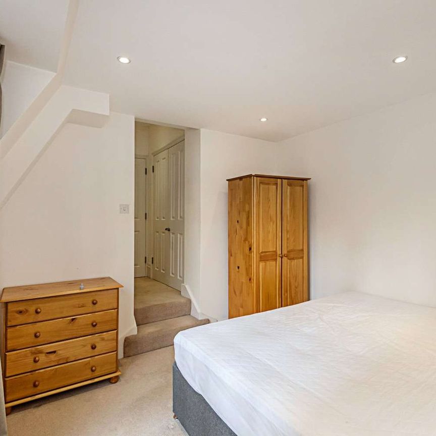 Spacious one bedroom apartment set only 0.1 miles from Euston Underground station. - Photo 1