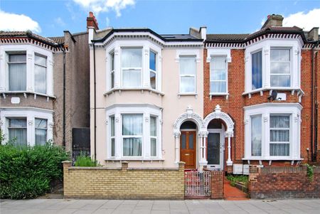 Three bedroom ground floor flat with a garden. Located on Tooting Bec Road with access to the city via the Northern Line at Tooting Bec Station, this property would be ideal for sharers. - Photo 2