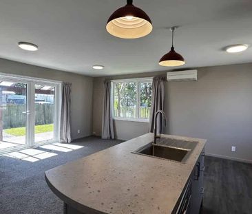 Modern Living on Ferry Road – Renovated Three-Bedroom Home - Photo 4