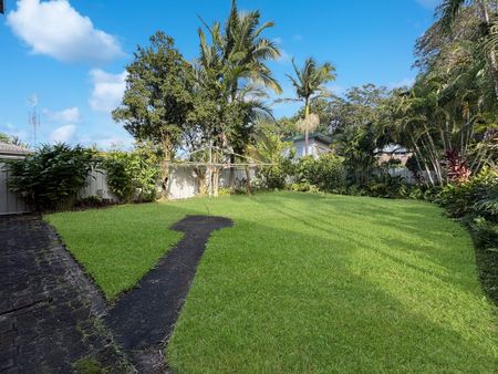 Spacious Family Home in Leafy Cul-De-Sac, with Pool! - Photo 3