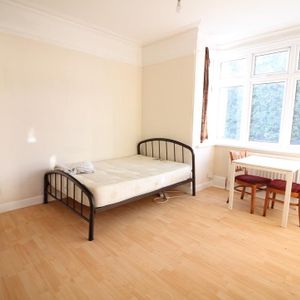 Hanworth Road, Hounslow - Photo 2