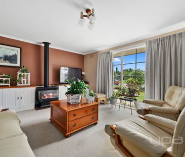 4 BEDROOM FAMILY HOME WITH MULTIPLE LIVING AREAS - Photo 5