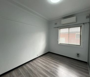 “Modern 4 Bedroom Home” - Photo 2