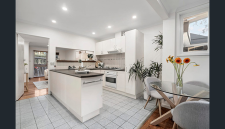 SPACIOUS LIVING IN CONVENIENT LOCATION - Photo 3