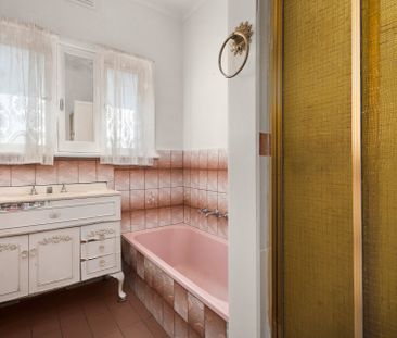 Lush, Lifestyle Living! - Photo 2