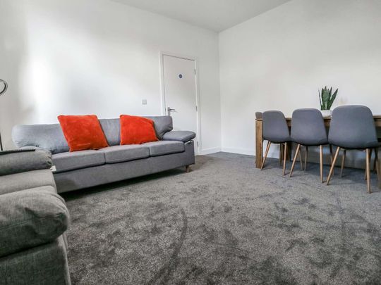 Beautifully Presented 6 bedroomed property Room 2 - Photo 1