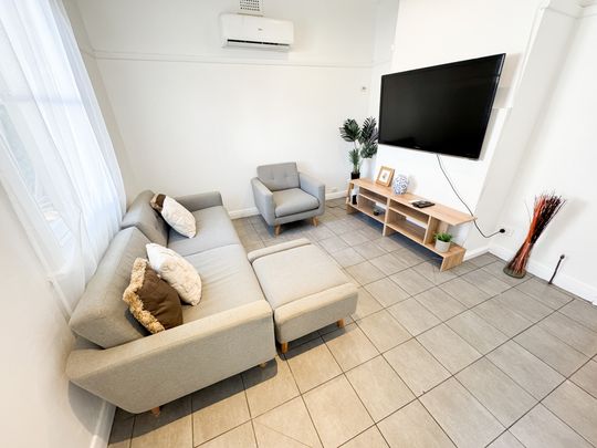 STYLISH & CLEAN BALACLAVA FOUR BEDROOM APARTMENT. - Photo 1