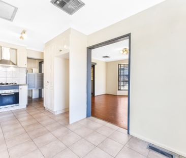 23 Glencannon Crescent, Clayton South VIC 3169 - House For Rent | D... - Photo 4