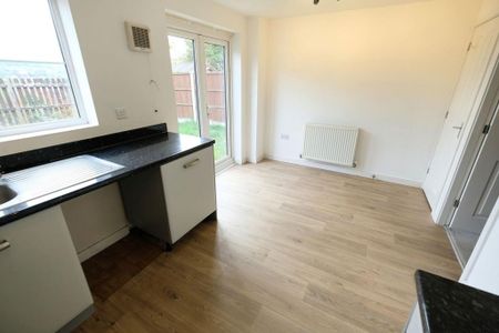 3 bedroom end of terrace house to rent - Photo 3
