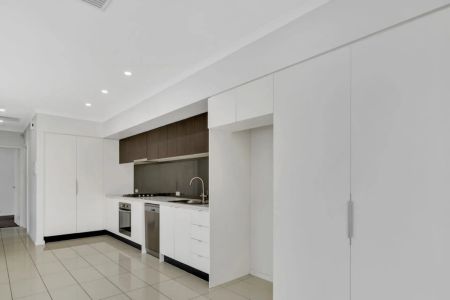 Perfectly Positioned in St Clair – Spacious, Modern & Convenient - Photo 4