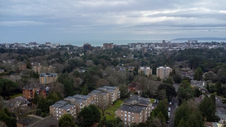 **2 Bedroom Flat in Meyrick Park** - Photo 3