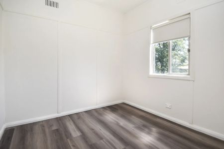 Renovated Cute Cottage! - Photo 4