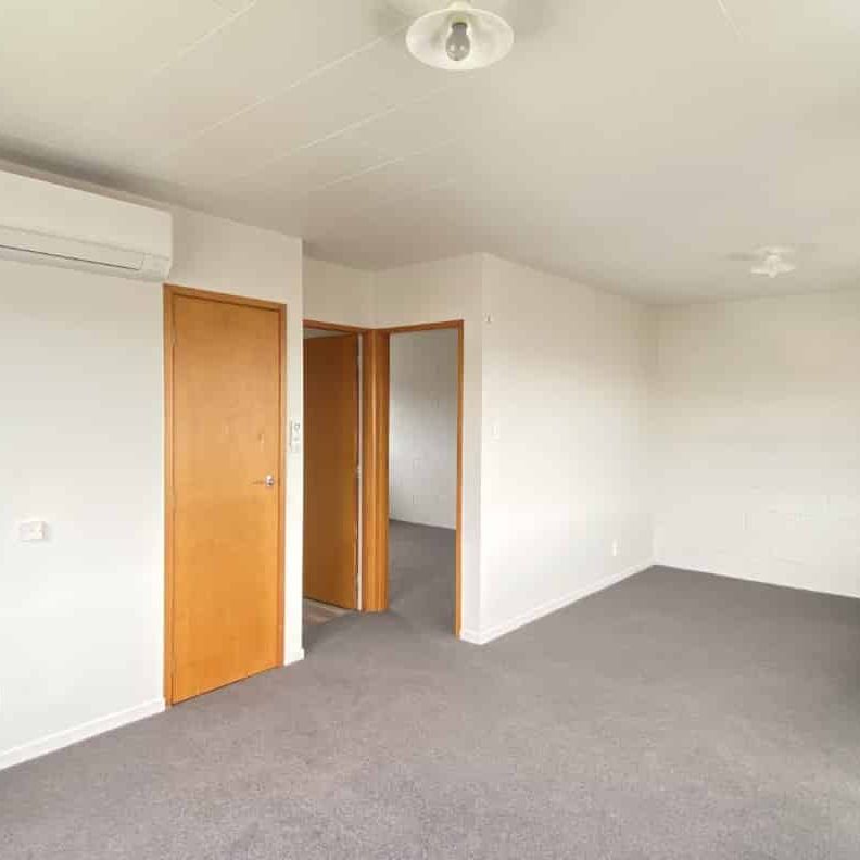 Tidy Upstairs One Bedroom in Hamilton East - Close to Uni - Photo 1