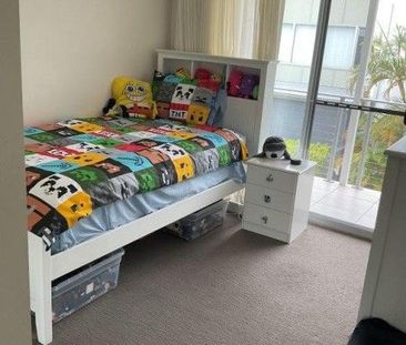 LARGE 2 STOREY 3 BEDROOM 2.5 BATHROOM TOWNHOUSE ON KAWANA ISLAND - Photo 4