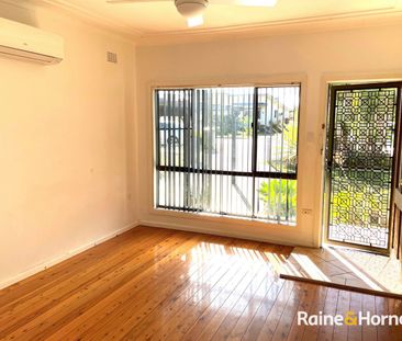 Stylish and Sophisticated - Photo 3