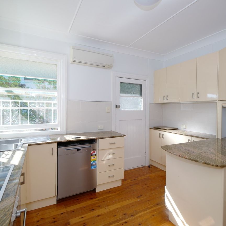 Prime Taringa Location - Spacious Family Home for an Exclusive 3-Month Lease! - Photo 1