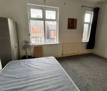 2 Bed Flat, Ashley Lane, M9 - Photo 2