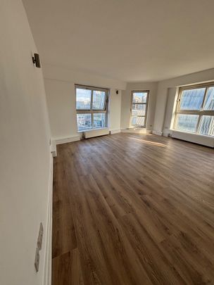 1 Bed Flat, Cascades Tower, E14 - Photo 1