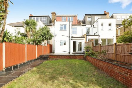 Stile Hall Gardens, London, W4 3BU - Photo 4