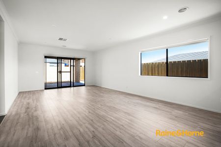 4-bedroom house in Cranbourne East! - Photo 2