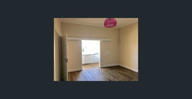 Spacious Three Bedroom Apartment - Minutes to Bronte Beach! - Photo 1