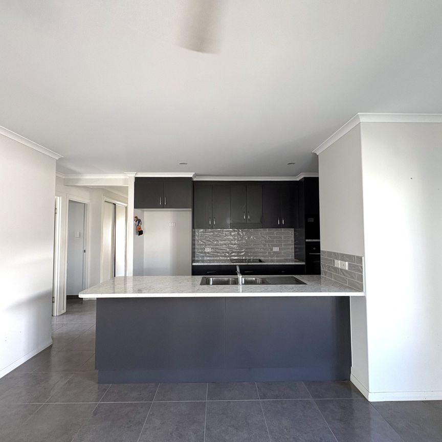 MODERN LIVING IN MOUNT LOW - 4 BEDROOMS + MEDIA ROOM - Photo 1